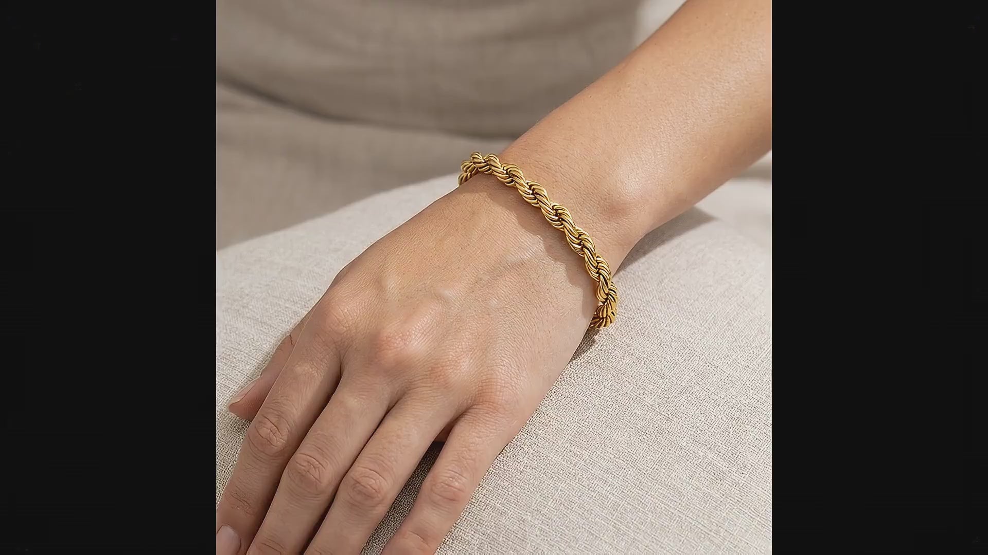14K Thick Rope Chain Bracelet model video